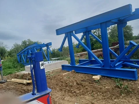 ESTACADĂ CRAIOVA - structuri albastre in zona de montaj