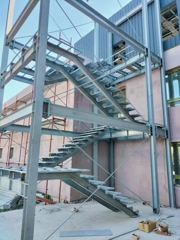 ETAJARE GRĂDINIȚĂ TURDA - scara metalica exterioara