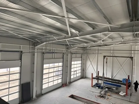 HALE DELTA INTERNATIONAL CONSTANȚA - interior hala cu structura metalica alba