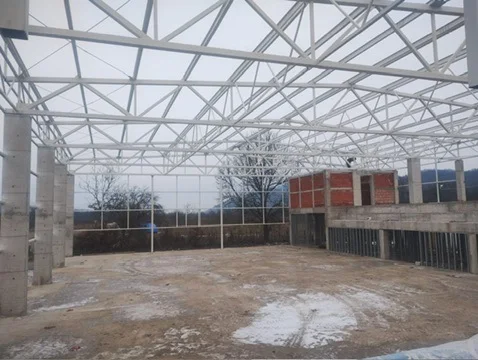SALĂ SPORT 102 LOCURI COMUNA BÂRSANA - interior structura metalica alba