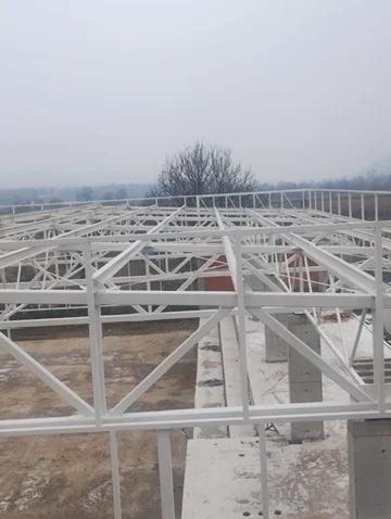 SALĂ SPORT 102 LOCURI COMUNA BÂRSANA - margine acoperis si zona de santier