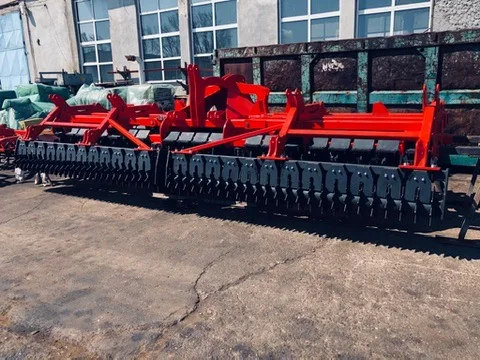 UTILAJE AGRICOLE - cadru rosu si tavalug in curte