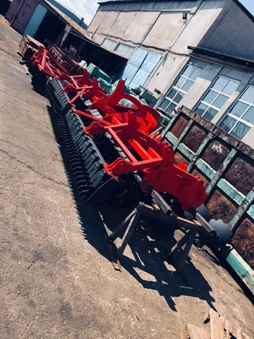 UTILAJE AGRICOLE - vedere laterala utilaj rosu