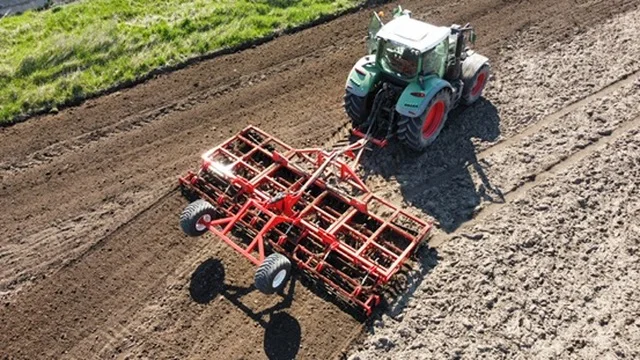 Utilaj agricol Kämpfer testat in camp cu tractor