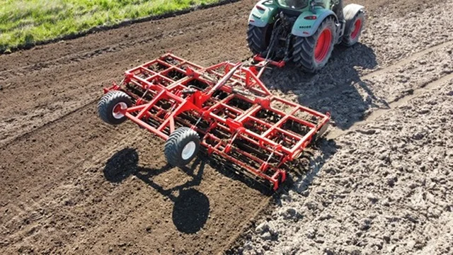 Utilaj agricol tractat in camp
