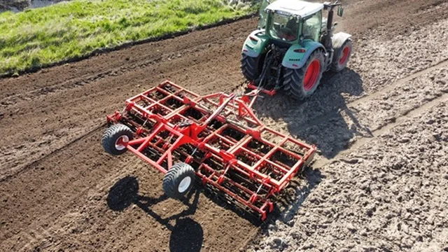 Utilaj agricol Kämpfer in curtea atelierului