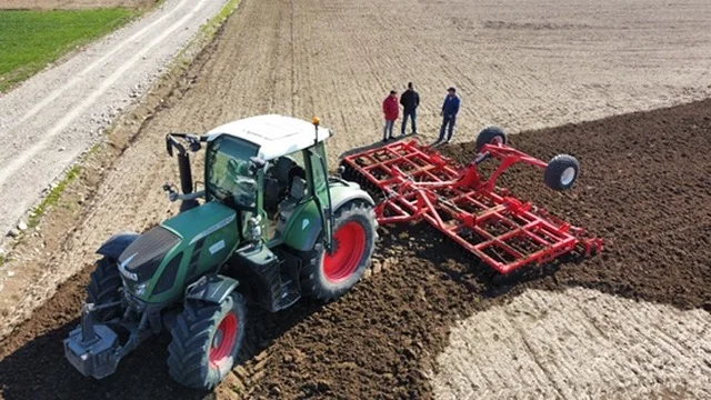 Utilaj agricol in testare pe teren cu echipa tehnica