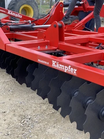 Detaliu branding Kämpfer pe utilaj executat